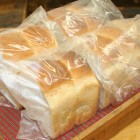食パン
無添加・ 防腐剤なしの食パンです。全粒粉は、繊維質が多く脂肪を吸収してくれるといわれております。
1日12斤限定です。