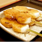 元祖　五平餅
当館の五平餅は『飯田型』と呼ばれ、当館の十数代前の主が考案したものであったことから『元祖』を名乗らせていただいております。南信州ふるさとの味をどうぞ、ご賞味下さい。
