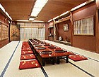 個室会席場
全室が個室ですので子供さん連れでも気軽にご利用できます。 1階の個室では手入れの行き届いた庭を眺めながらのお食事が楽しめます。写真は老松(おいまつ)二階宴会場 50名様まで