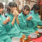 飯田緑ヶ丘中学校の生徒さんが和菓子作り体験に来てくれました。11月

