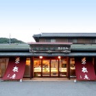 国道153号線ショッピングタウンピアの斜め向かいにございます。