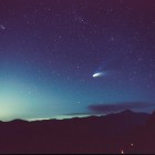 大川入山に浮かぶヘールポップ彗星蛇峠山は天文ファンが多く訪れます。南信州の山並みと星達に自然の大きさを感じます。
