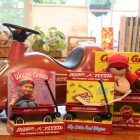 RADIO FLYER販売店
アメリカでは誰もが知っているポピュラーなおもちゃです。店内には数多くの人気商品が置いてあり、販売もしております。お子様やお孫さんへのプレゼントにいかがですか?
