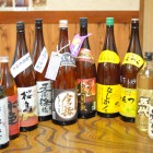 おすすめ焼酎(一升瓶) ¥5,000〜6,500
皇太子様が愛飲なさっている熊本県産しもん芋を使った本格芋焼酎。芋臭さはあまりなく、すっきりした味わい。その他、宮崎県知事の【東国原】【天孫降臨】は芋焼酎です。【とんつく】【なしか】は飲みやすい麦焼酎です。