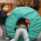 のびのびと
家ではなかなか出来ない遊びや、自分の好きな遊具を使ってみんな仲良く自由に遊んでいます。