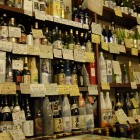焼酎は50種類以上、実際に味を確かめて「おいしかったモノ」を取り扱う。