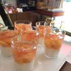 桃のゼリー 桃をコンポートにしたシロップをゼリーにしました。