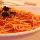 パスタ各種 800yen
写真はなすとベーコンのトマトソース。 他にMIXピザ、焼きビーフン、とりからやたこやきグリルチキンなどみんなで摘まめるメニューもあります。