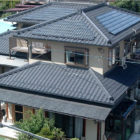 山口邸太陽光
(京セラ太陽光システム)太陽光発電とは?太陽の光エネルギーをが屋根の上などに設置された太陽電池モジュールに当たることで電気を生み出すシステム。この電気エネルギーを実際に家庭で使用できる電力に変換します。余った電気は電力会社が買い取ってくれます。