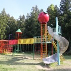 松川児童遊園
３歳くらいの子どもから小学生まで楽しめるようになっています。
