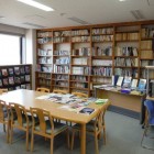 【図書館】
１階に児童向けの図書室、２階に河川図書室があります。どちらも川のことに関する図書や資料は豊富です。
