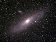 アンドロメダ星雲
「アンドロメダ星雲は肉眼で見えるこの世の中で一番遠い星雲。 距離は約230万光年。
