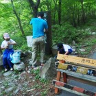 この登山口の目印である碑のところを、左に降りて川を渡ります。
