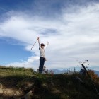 1,470ｍの小八郎岳頂上に到着！とんぼが青空を気持ち良さそうに飛んでいた。
